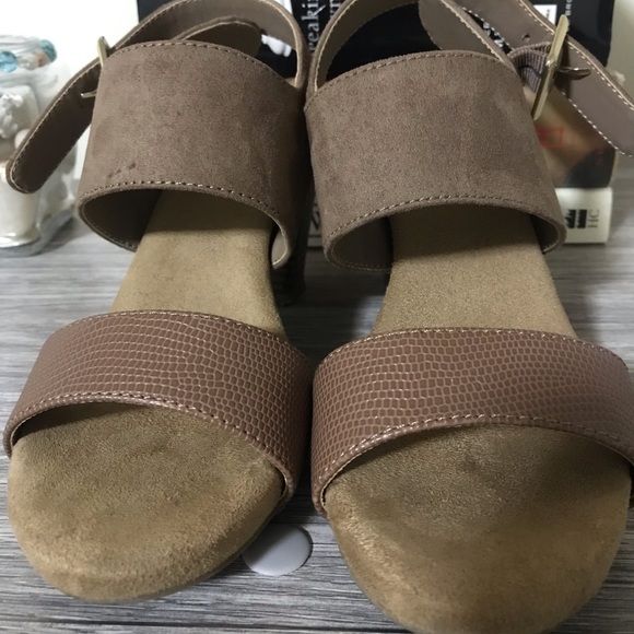 Giani Bernini Tan and Brown heels size 6 - Picture 4 of 8